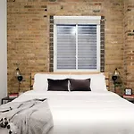 Breathtaking Getaway In Prime Lakeview Location!