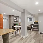 Chic 1Br Apartment With Modern Comforts - Barry Ga