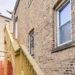 Chic Chicago Apartment About 1 Mi To Wrigley Field!