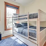 Chic About 1 Mi To Wrigley Field! Apartment