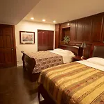 Inspiring Grotto Sleeps 10-20 Free Tv & Parking