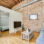 Central Chicago Loft Walk To Soldier Field!