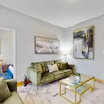 Chic Green L Near Downtown & Il Medical District