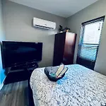 Tiny House - Chicago Pilsen Neighborhood