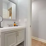 Modern Elegance: 4br Duplex W/ Free Garage Parking Apartment *