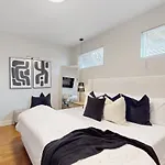 Apartment Modern Elegance: 4br Duplex W/ Free Garage Parking *
