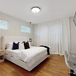 Apartment Modern Elegance: 4br Duplex W/ Free Garage Parking *