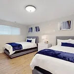 Modern Elegance: 4br Duplex W/ Free Garage Parking *