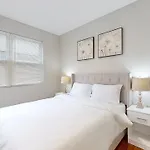Apartment Modern Elegance: 4br Duplex W/ Free Garage Parking *