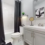 Modern Elegance: 4br Duplex W/ Free Garage Parking Apartment *
