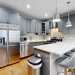 Modern Elegance: 4br Duplex W/ Free Garage Parking Apartment *