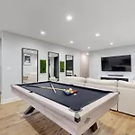 Modern Elegance: 4br Duplex W/ Free Garage Parking Chicago