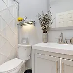 Modern Elegance: 4br Duplex W/ Free Garage Parking Apartment