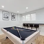 Modern Elegance: 4br Duplex W/ Free Garage Parking *
