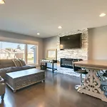 Updated Chicago Vacation Rental With Fireplace!