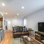 Lincoln Park Living - Suite 2