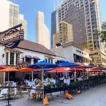 Luxurious Gold Coast 4Br 4-Story Villa With Parking Sleeps 12 Guests