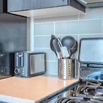 Spacious 2br South Loop With Skyline View, Optional Parking And Gym Access Near Mccormick Place And Soldier Field *