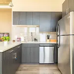 Skyline 2br In South Loop With Optional Parking & Gym Access Near Mccormick Place, Soldier Field And Lakefront Apartment *