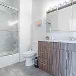 Skyline 2br In South Loop With Optional Parking & Gym Access Near Mccormick Place, Soldier Field And Lakefront Apartment *