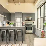 Apartment Skyline 2br In South Loop With Optional Parking & Gym Access Near Mccormick Place, Soldier Field And Lakefront *