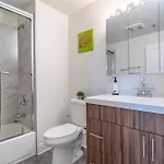 Modern 2br Loft With Amazing Skyline View And Optional Parking For 8 Guests Near Mccormick Place And Soldier Field