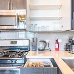 Modern 2br Loft With Amazing Skyline View And Optional Parking For 8 Guests Near Mccormick Place And Soldier Field Apartment *