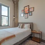 Modern 2br Loft With Amazing Skyline View And Optional Parking For 8 Guests Near Mccormick Place And Soldier Field Apartment Chicago