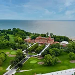 The Chic Urban Oasis Near The Lake!