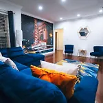 The Blue Golden Luxury Modern 3- Bedroom Apartment In Chicago