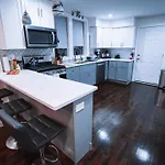 The Blue Golden Luxury Modern 3- Bedroom Apartment In Chicago