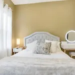 Boho Chic 3Br Apt. With Private Rooftop!