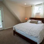 Roscoe Village Apartment *