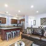 Lincoln Park Living - Suite 1