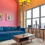 Modern 2br Loft With Amazing Skyline View And Optional Parking For 8 Guests Near Mccormick Place And Soldier Field