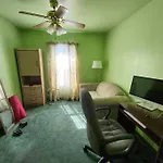 Retro 2 Bedroom Home 6 Mins To United Center With Parking