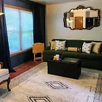 Retro 2 Bedroom Home 6 Mins To United Center With Parking