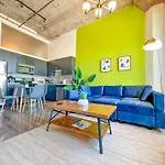 Spacious 2br South Loop With Skyline View, Optional Parking And Gym Access Near Mccormick Place And Soldier Field *