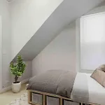 Sleek 2Br Apartment Logan Square Living