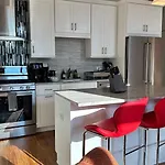 Chic 2 Bedroom 1 Parking Sleeps 6