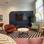 Chic 1 Bedroom W Parking