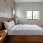 Large 2-Bedroom With Huge Roof Deck View Of Chicago Skyline