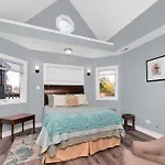 Beautiful 6-Bedroom, Private Mansion With Hot Tub