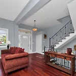Beautiful 6-Bedroom, Private Mansion With Hot Tub
