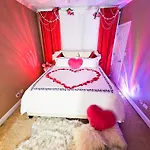 Art Downtown Fulton Market Entire 3 Bedroom Home Sleep10 Private Garage Roof Ev Tesla