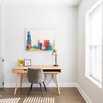 Uptown Bright & Modern Apt - Steps To Lake, Train, Amazing Food & Free Parking