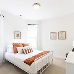 Uptown Bright & Modern Apt - Steps To Lake, Train, Amazing Food & Free Parking