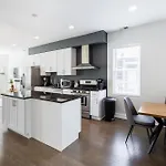 Uptown Bright & Modern Apt - Steps To Lake, Train, Amazing Food & Free Parking