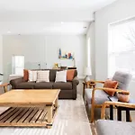 Uptown Bright & Modern Apt - Steps To Lake, Train, Amazing Food & Free Parking