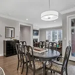 Elegant Condo-Steps From Wrigley Field, 32 Nights Condo